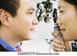 fêmea asiática, optometrist, examinando, paciente