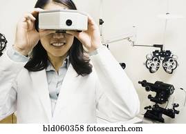 fêmea asiática, optometrist, olhando, equipamento