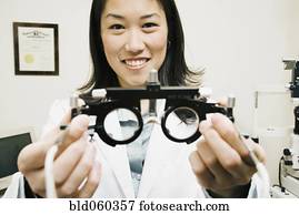 fêmea asiática, optometrist, segurando, equipamento