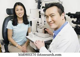 macho asiático, optometrist, examinando, paciente