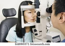 macho asiático, optometrist, examinando, paciente