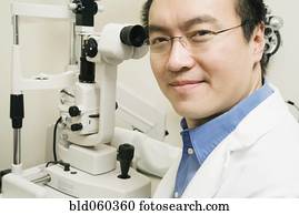 macho asiático, optometrist, com, equipamento