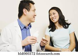 macho asiático, optometrist, dar, lentes contato, para, paciente