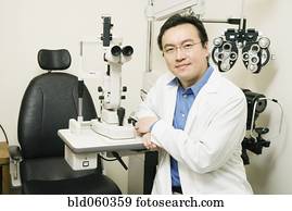macho asiático, optometrist, em, escritório