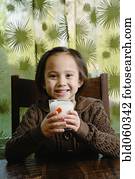 menina asiática, leite bebendo