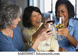 multi-ethnisch, frauen, toasten, mit, wein