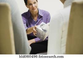 raça misturada, mulher, passar, caixa tecido, para, homem