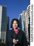 fêmea africana, repórter, segurando, microfone