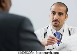 lebanese, männlicher doktor, sprechen, mit, patient