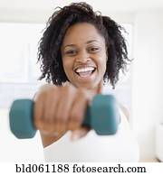 mulher africana, segurando, peso livre