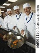 multi-étnico, cozinheiros, preparando alimento