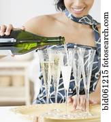 raça misturada, mulher, champanhe torrencial