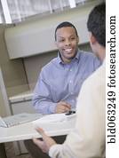 dois, homens negócios, trabalhando, em, escritório