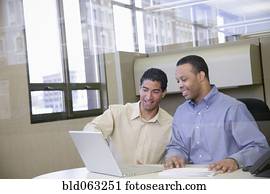 dois, homens negócios, trabalhando, em, escritório