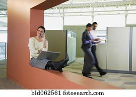 lateinamerikanisch, geschäftsfrau, mit, laptop, unterhaltung zelle telefon, in, büro