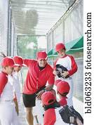 multi-étnico, meninos, em, uniformes basebol, com, treinador, em, dugout