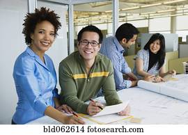 multi-étnico, pessoas negócio, trabalhando, em, escritório