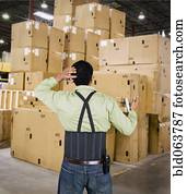 hispânico, trabalhando, confundido, por, grande, pilha, de, caixas