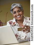 mulher africana, encomendando, mercadoria, online, com, cartão crédito