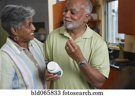 אישה אפריקנית, להסתכל, בעל, קח, ויטמין