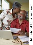 אישה אפריקנית, להתנשק, בעל, כפי, הוא, משלם, חשבונות