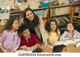 hispânico, professor escola, ajudando, estudantes