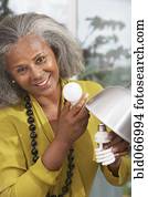 mulher africana, lâmpada incandescente variável, casa