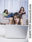 multi-generational, mulheres, usando, diferente, formulários, de, entretenimento