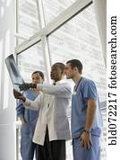 multi-étnico, doutor, e, enfermeiras, revisar, raio x, por, janela