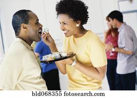 אישה אפריקנית, האכלה, בעל, סושי