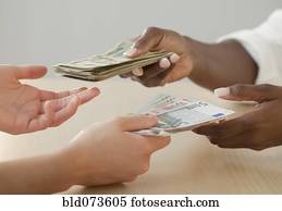 mulher, trocar, euro notas, para, moeda corrente e. u.