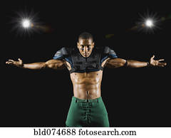 africano, jogador de futebol, desgastar, protetor, almofadas, com, braços estendido