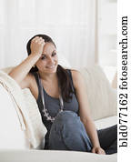 raça misturada, assento mulher, ligado, sofá