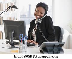 raça misturada, executiva, digitando, e, falando telefone