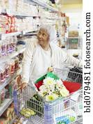 3º edad, mujer americana africana, compras, en, tiendade comestibles