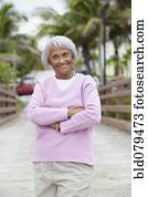 3º edad, mujer americana africana, con, armamentos cruzaron