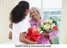 americano africano, enfermera, dar, mujer mayor, flores, y, regalo