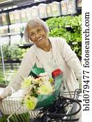 senior, afrikaanse amerikaanse vrouw, shoppen, in, grocery slaan op