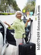 senior, afrikaanse amerikaanse vrouw, staand, met, auto, en, bagage