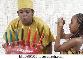 menino americano africano, soprando, saída, kwanzaa, velas