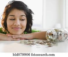 mulher hispânica, olhar, mudança, em, frasco vidro