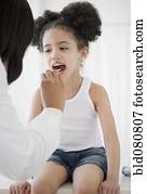 pediatra, com, depressor língua, examinando, paciente