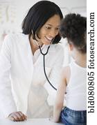 pediatra, com, estetoscópio, examinando, paciente