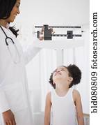 pediatra, pesando, paciente