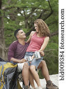 jovem, acampamento, par, em, um, floresta