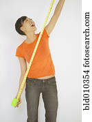 junge frau, dehnen, a, messendes klebeband