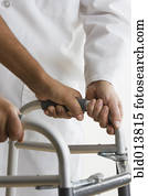 meio, vista, de, doutor, ajudar, paciente, com, caminhante