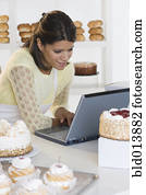 mulher, em, panificadora, trabalhar, laptop