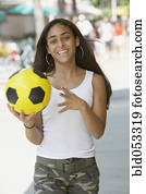 raça misturada, teenaged, menina, bola futebol segurando