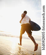 homem preto, executando, com, surfboard, ligado, praia